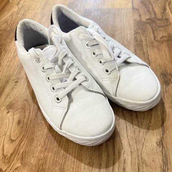 TOMMY BAHAMAS ladies, leather white sneaker size 6 1/2 very good condition - Picture 9 of 12